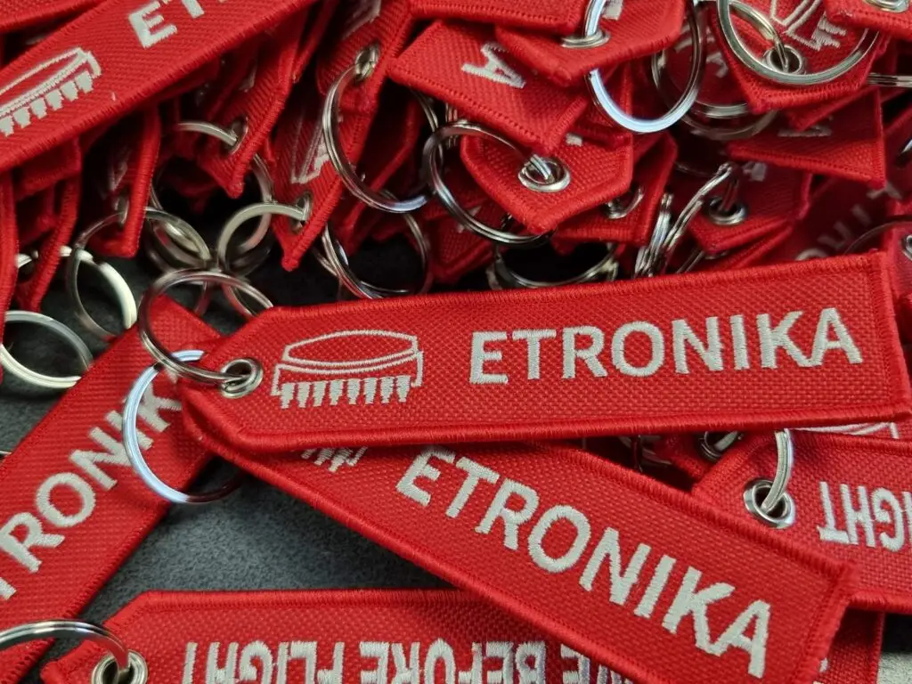 Brelok haftowany Remove Before Flight dla Etronika Sp. z o.o.