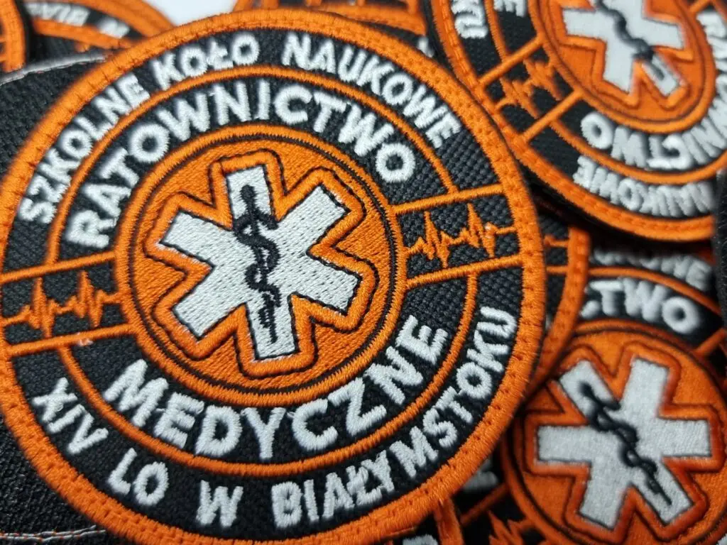 Naszywka haftowana z rzepem dla XIV Liceum Ogólnokształcącego im. Ryszarda Kaczorowskiego w Białymstoku