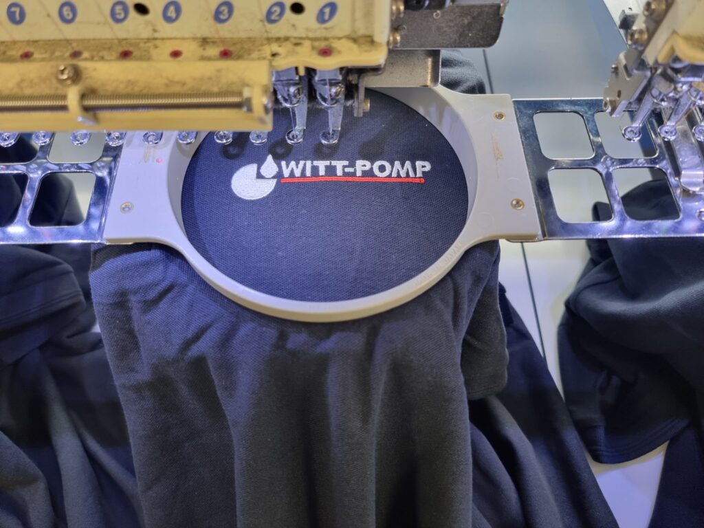 Koszulki polo WITT-POMP z wykonanym haftem firmowym