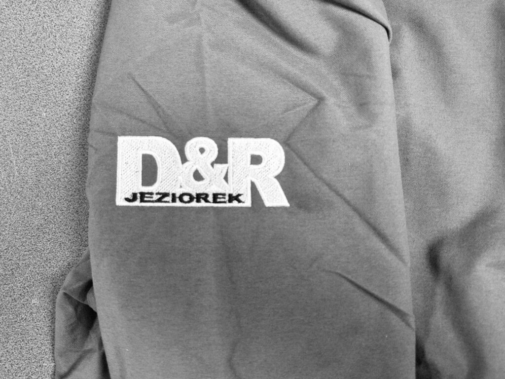 Haft na odzieży powierzonej przez D & R Jeziorek