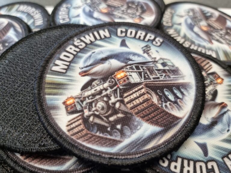 Naszywka sublimowana z motywem morświna i napisem Morświn Corps